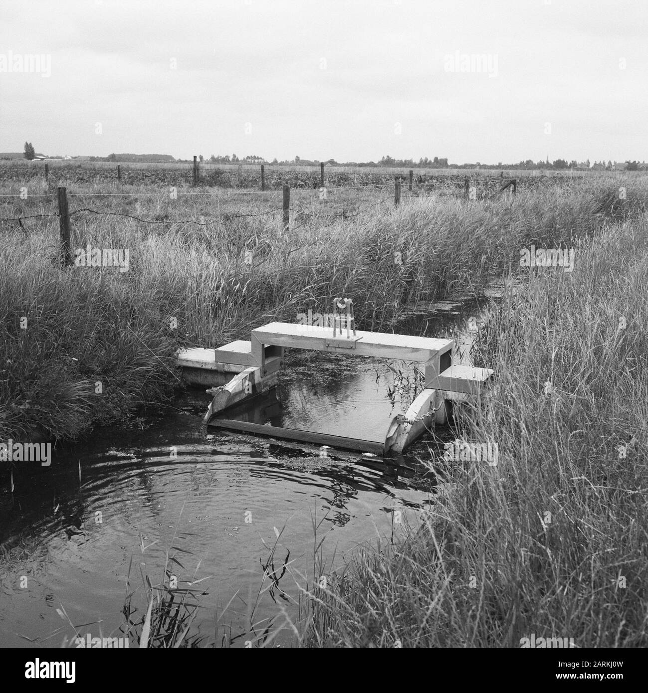 Inpoldering and bemaling, valve reggispinta, polderDistrict tielerwaard Data: Luglio 1961 luogo: Ophemert Parole Chiave: Inpoldering and bemaling, valve reggispinta Nome personale: PolderDistrict tielerwaard Foto Stock Inpoldering and bemaling, valve reggispinta, polderDistrict tielerwaard Data: Luglio 1961 luogo: Ophemert Parole Chiave: Inpoldering and bemaling, valve reggispinta Nome personale: PolderDistrict tielerwaard Foto Stock