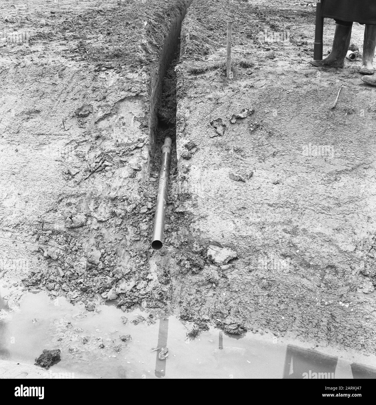 Drenaggio, tubi, plastica Data: Novembre 1958 Parole Chiave: Tubi, drenaggio, plastica Foto Stock