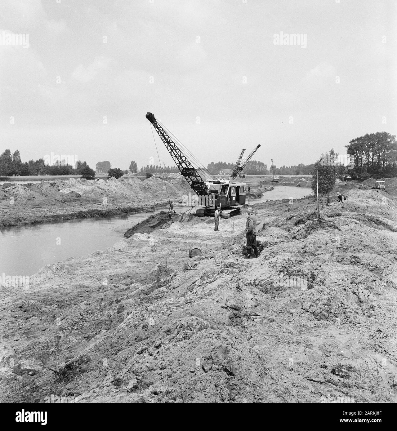 Scavo e miglioramento di canali, ponti di costruzione, tavole d'acqua, miglioramenti, scavi, vecchio IJssel, aastrang Data: Luglio 1958 Parole Chiave: Ponti di costruzione, scavo e miglioramento di canali, scavi, miglioramenti, tavole d'acqua Nome personale: Aastrang, oude ijssel Foto Stock