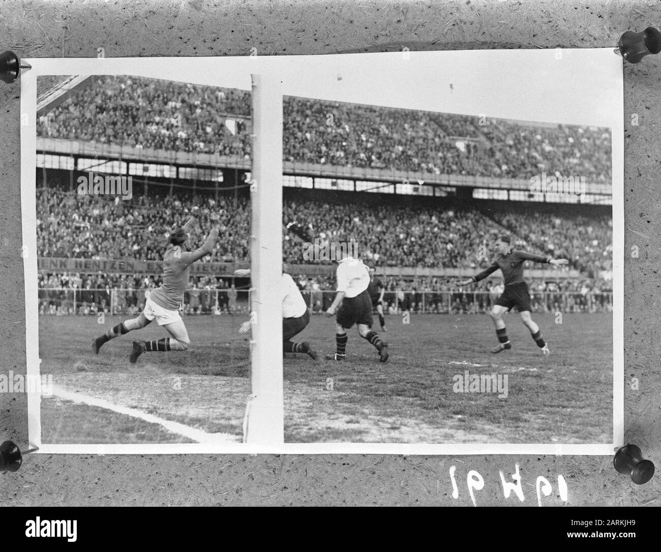 Partita di calcio Zwaluws-Red Devils [Olanda B - Belgio B] Annotazione: Data di pronuncia: 17 aprile 1946 Parole Chiave: Sport, partite di calcio Foto Stock