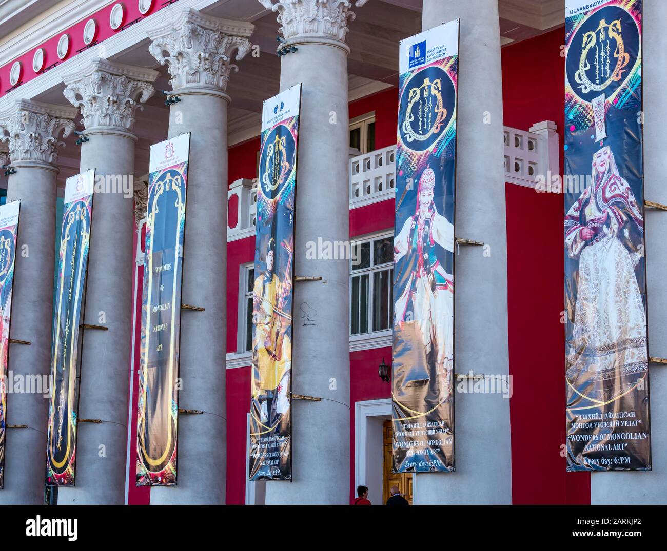 Gran Facciata Del Teatro Nazionale Delle Arti Performative Drama, Ulaanbaatar, Mongolia, Asia Foto Stock