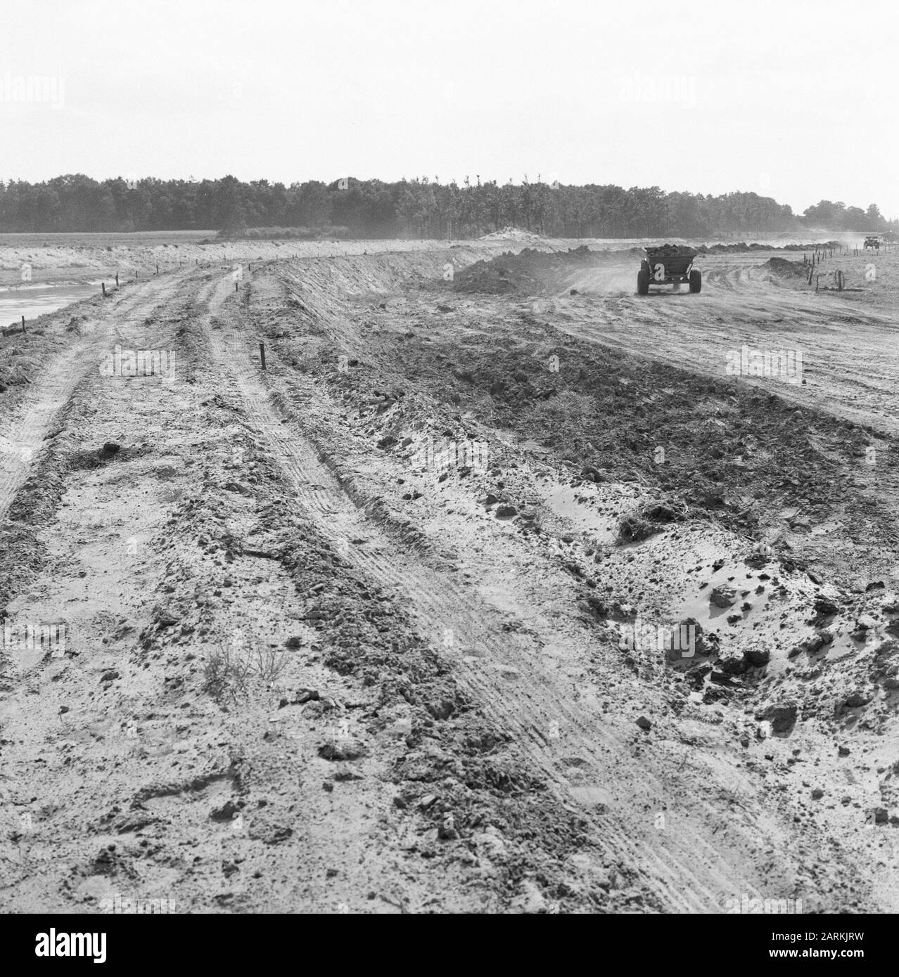 Rijksweg s hertogenbosch/eindhoven/site of pumping III Data: Agosto 1962 Parole Chiave: Subacquei e giardinaggio, scavo e smorzamento di fossati, spiedini di posa, macchine, normalizzazione dei flussi, consolidamento del terreno, lavoro, sabbia Nome Della Persona: Terra consolidamento fiume essche Foto Stock