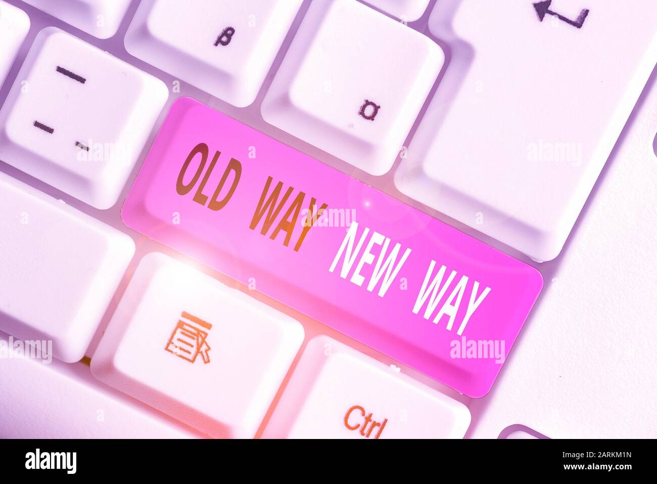 La scrittura della nota mostra vecchio modo nuovo modo. Il concetto di business per il diverso modo di soddisfare gli scopi desiderati Foto Stock