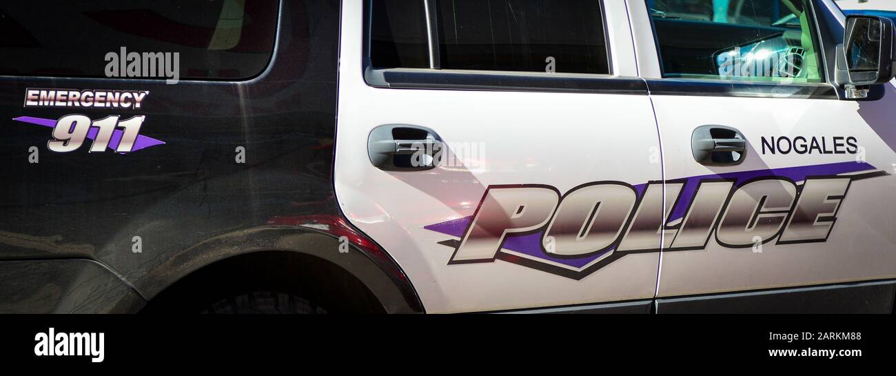 Formato panoramico vicino al SUV di polizia sulla pattuglia nel sud dell'Arizona presso la città di confine USA/Messico di Nogales, Arizona, Stati Uniti Foto Stock