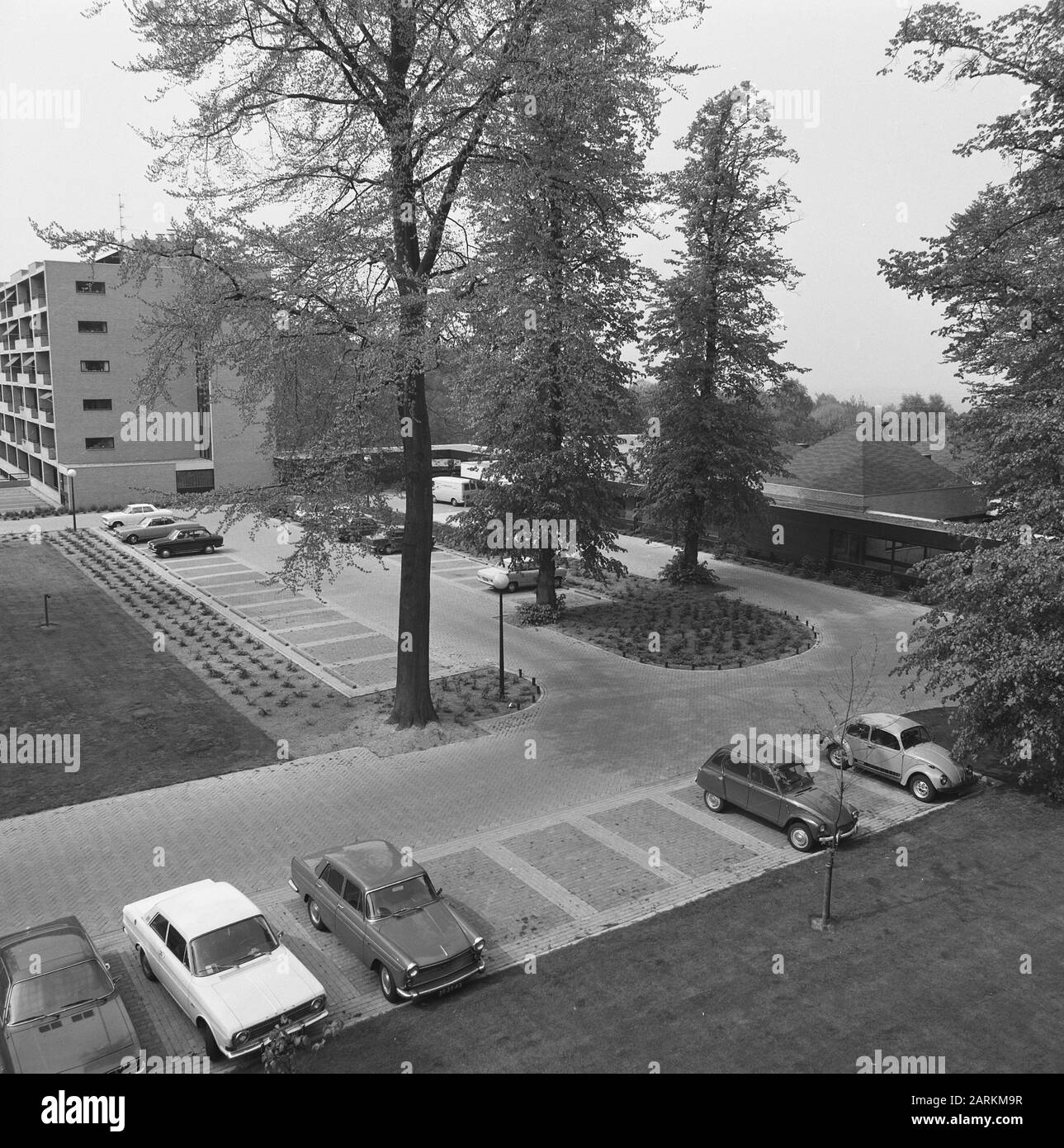Spazi verdi, ospedali, parcheggi Data: 1974 Località: Drachten, Drenthe Parole Chiave: Spazi verdi, parcheggi, ospedali Foto Stock