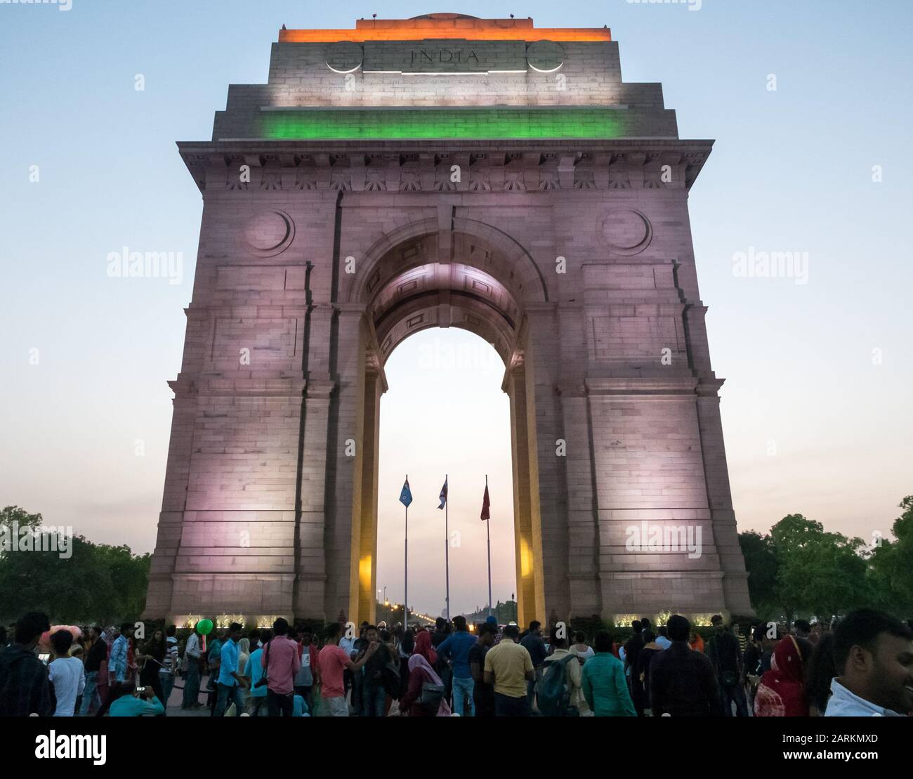 New DELHI, DELHI/INDIA SETTENTRIONALE-29 MARZO 2018: Porta dell'India, circondata da turisti visti dal basso e illuminati dopo il tramonto. Foto Stock