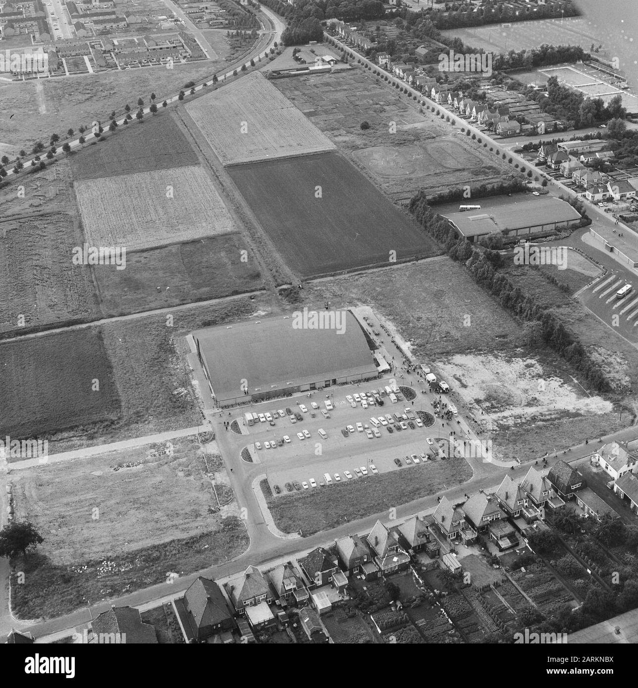 Edifici, sale, parcheggi, automobili Data: Parole Chiave non date: Auto, edifici, sale, parcheggi Foto Stock