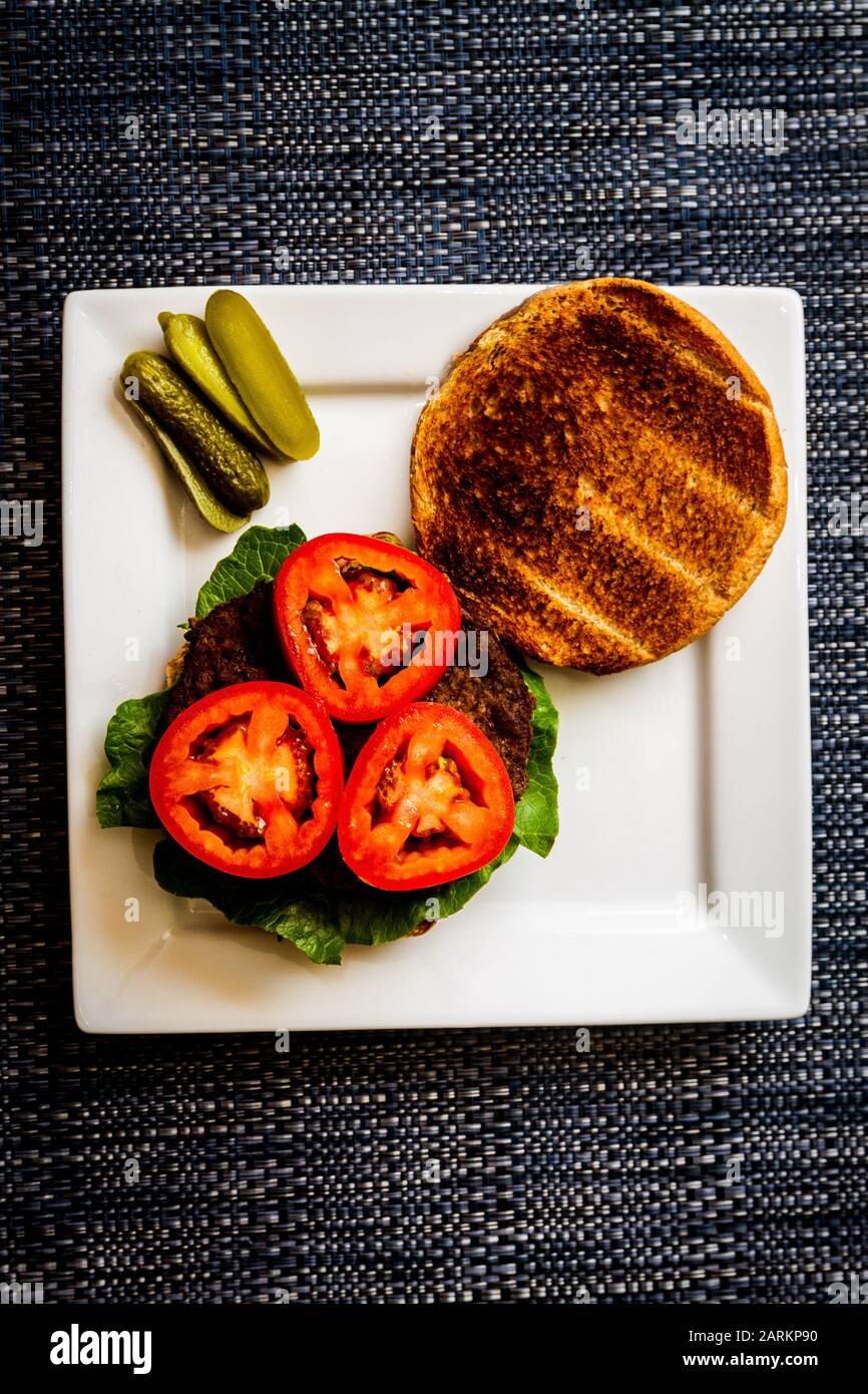Un nuraghe con un panino cotto alla griglia su un barbecue a gas su un piatto bianco Foto Stock