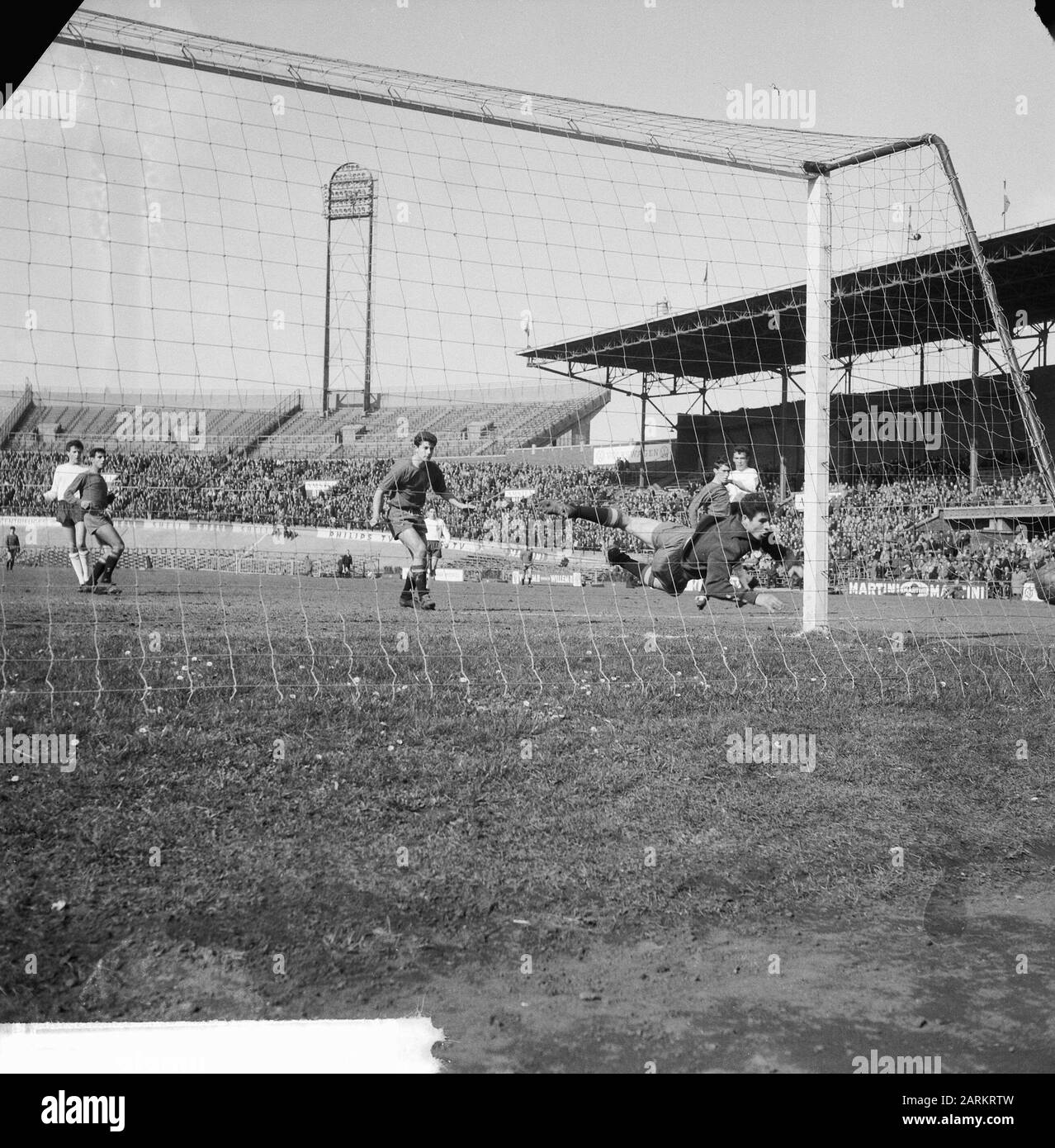 Torneo europeo della gioventù finale Inghilterra contro Spagna 4-0, portiere spagnolo Reina Santos in azione Data: 5 aprile 1964 Parole Chiave: Sport, calcio Foto Stock
