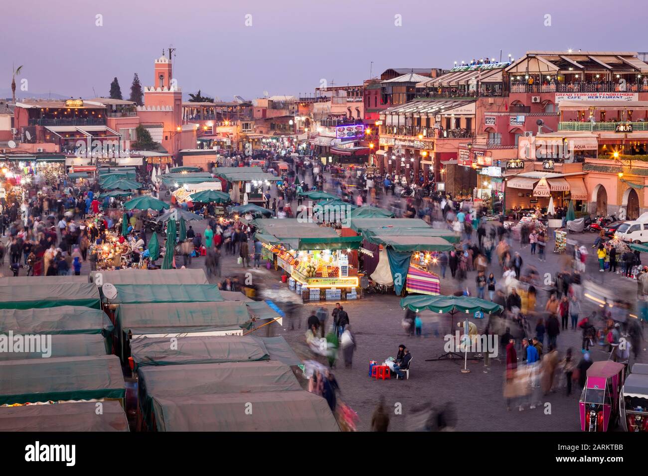 Oggetto Souq si arresta in corrispondenza di una trafficata piazza Jemaa El Fnaa al tramonto a Marrakech, Marocco Marrakesh-Safi. Foto Stock