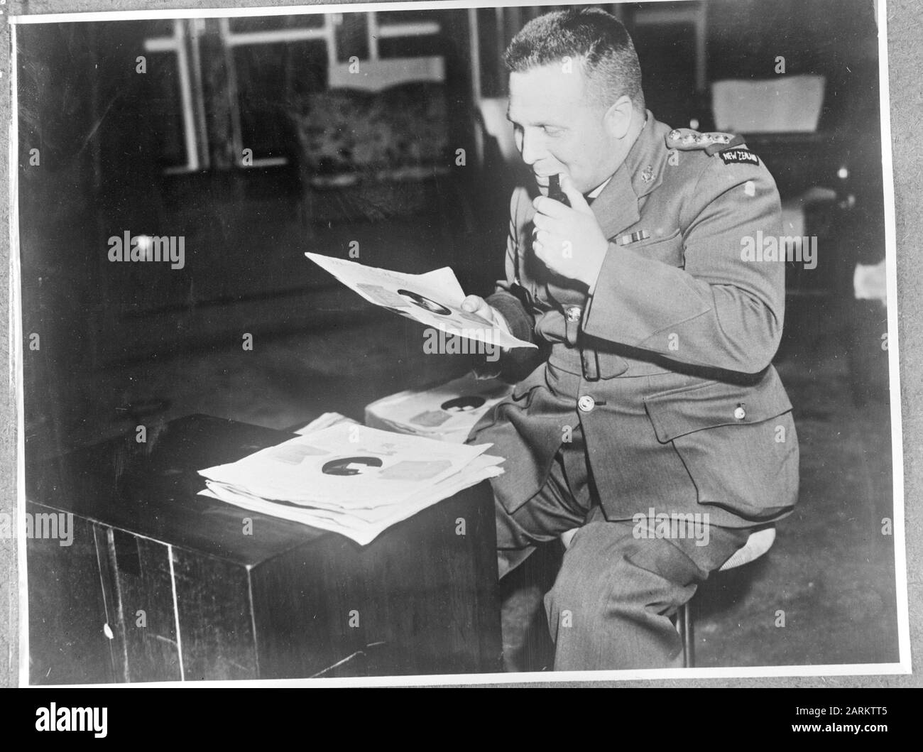 Nave dell'ospedale Orange nave dell'ospedale Orange lascia Melbourne per una missione di rilievo a Batavia. Comandante ufficiale medico dell'Orange, tenente colonnello J.H. Pettit (A.D.M.S. 1st. - Div - Sì. New Zealand) Views Gramophone Records Annotation: Repronegative Date: October 22, 1945 Location: Australia Keywords: Doctors, Gramophone Records, Shipping Personal Name: Pettit, J.h. Foto Stock