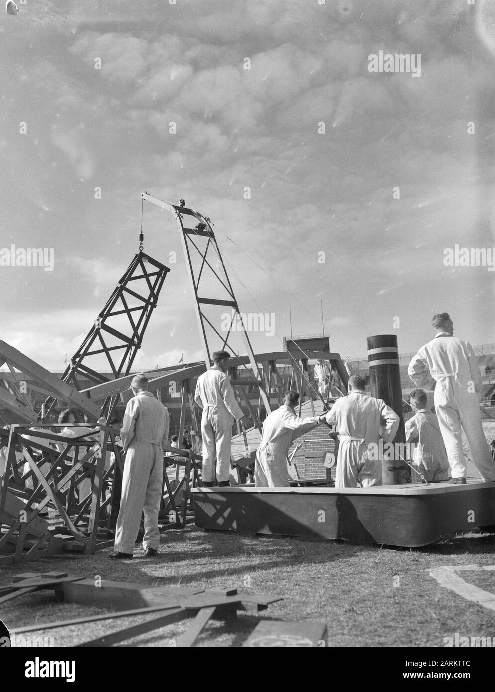 Prove generali per il gioco della Liberazione, che si terranno il 4 e 6 maggio 1946 alle prove generali dello Stadio Olimpico per il gioco della Liberazione, che si terranno il 4 e 6 maggio 1946 nello Stadio Olimpico di Amsterdam Data: 3 maggio 1946 luogo: Parole Chiave di Amsterdam: Open Air Theatre, prove Institution name: Olympic Stadium Foto Stock