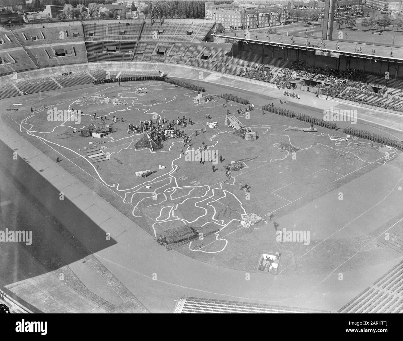 Prove generali per il gioco della Liberazione, che si terranno il 4 e 6 maggio 1946 alle prove generali dello Stadio Olimpico per il gioco della Liberazione, che si terranno il 4 e 6 maggio 1946 nello Stadio Olimpico di Amsterdam Annotazione: Panoramica Data: 3 maggio 1946 Ubicazione: Amsterdam Parole Chiave: Teatro all'aperto, prove Nome dell'istituzione: Stadio Olimpico Foto Stock