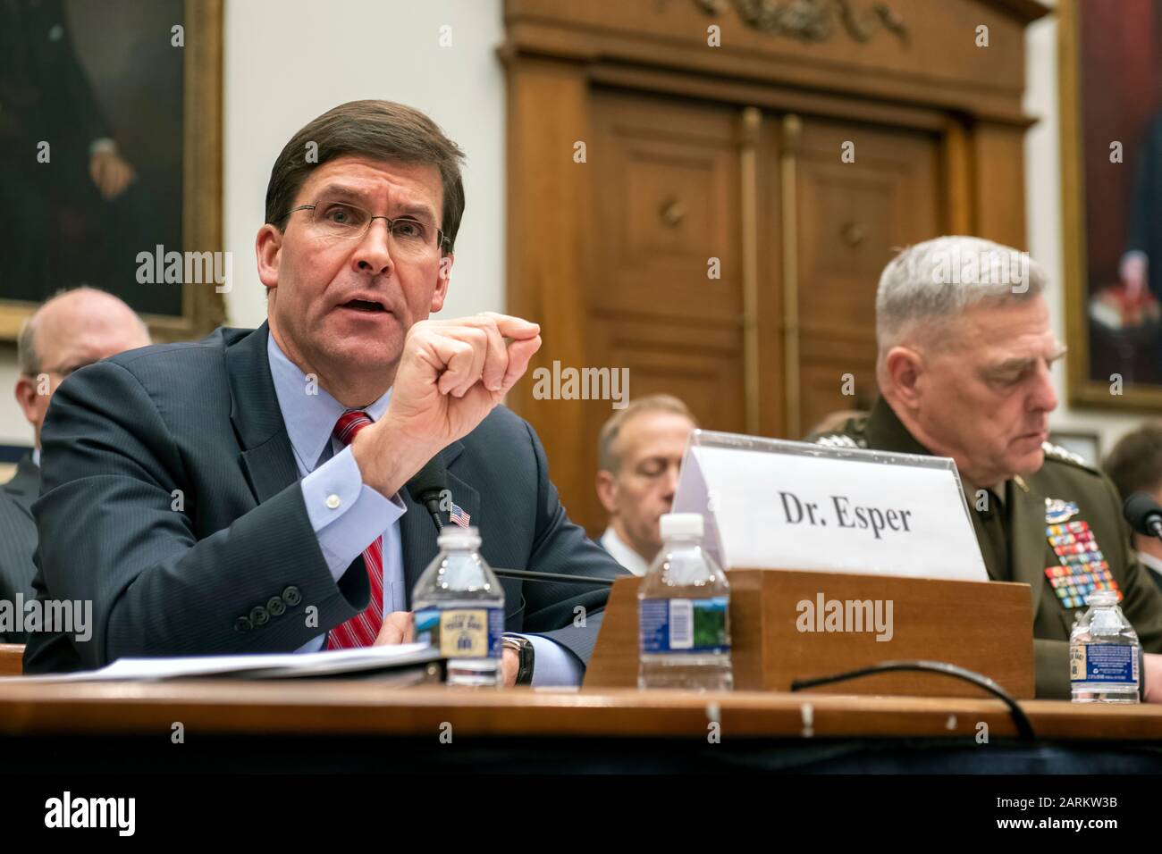 Il Segretario della Difesa Mark T. Esper e il Gen. Dell'Esercito Mark A. Milley, presidente dei capi Di Stato Maggiore congiunti, compaiono su Captiol Hill per un'audizione del Comitato di Servizio armato della Camera sulla politica della Siria e del Medio Oriente, Washington D.C., 11 dicembre 2019. (Foto DoD di U.S. Army Sgt. Carico Di Mandrino Classe 1st) Foto Stock