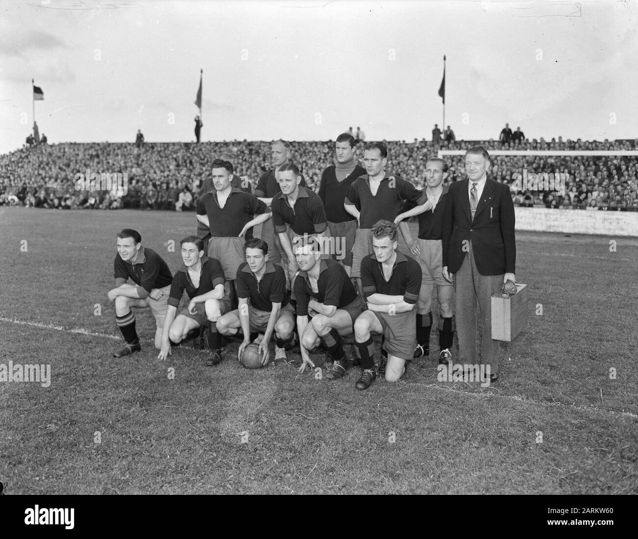 Calcio. Haarlem, campione dei Paesi Bassi. Elftal Annotation: By a win of 2-0 on Heerenveen Date: 17 July 1946 Location: Heemstede Keywords: Ritratti di gruppo, campioni, calcio Foto Stock