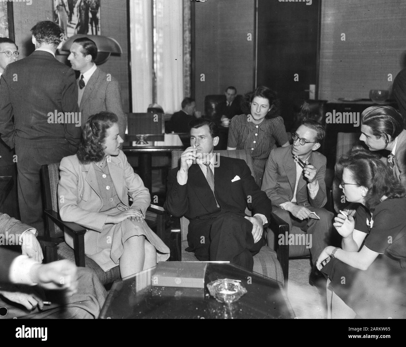 Attore Stewart Granger (2nd da sinistra) Data: 4 luglio 1946 Parole Chiave: Attori, stelle del cinema Nome personale: Granger Stewart Foto Stock