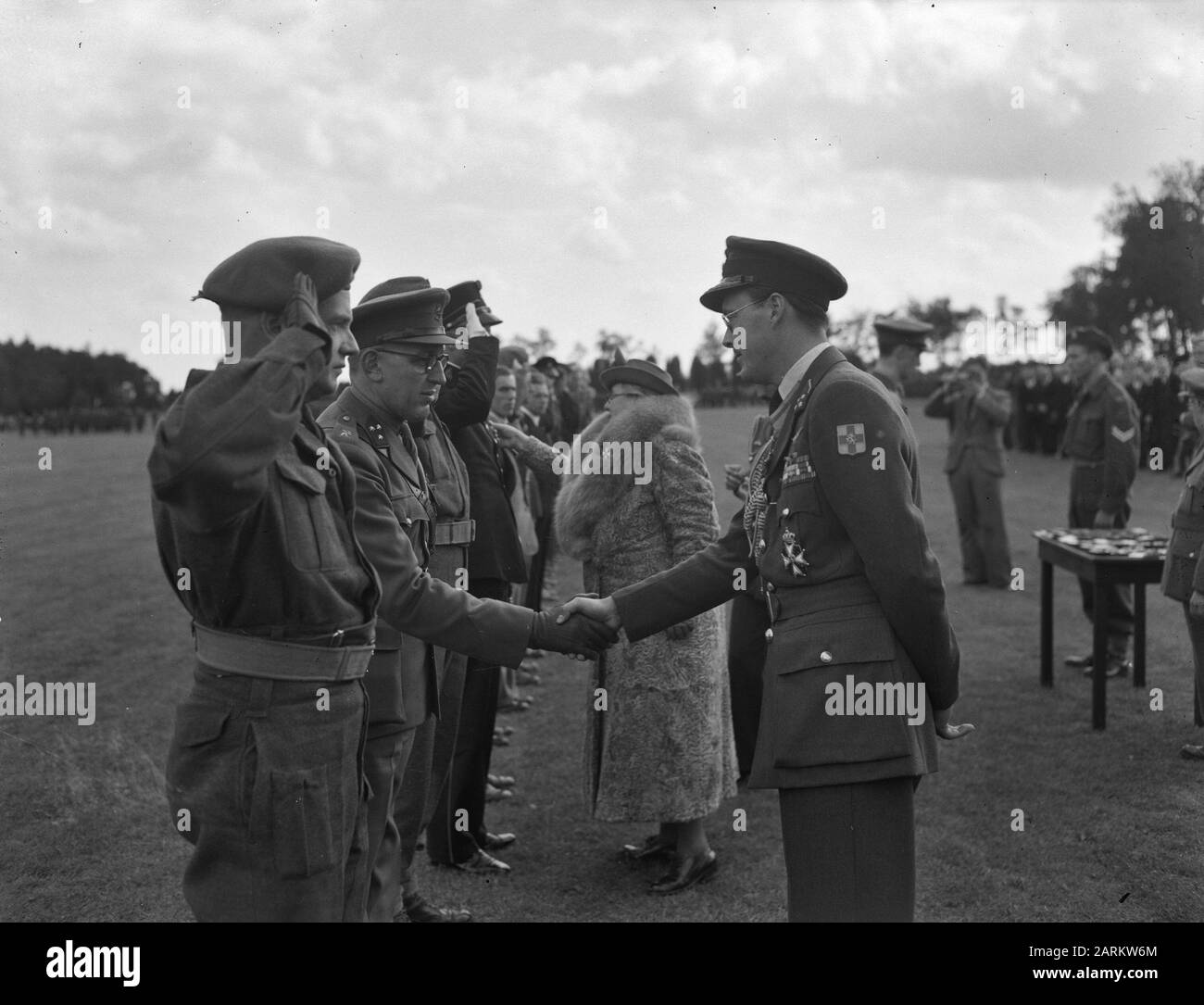 Awards Award by Queen Wilhelmina to Assen Annotation: In primo piano Prince Bernhard Data: 6 settembre 1946 luogo: Assen Parole Chiave: Awards Nome personale: Bernhard , Prince, Wilhelmina, queen Foto Stock