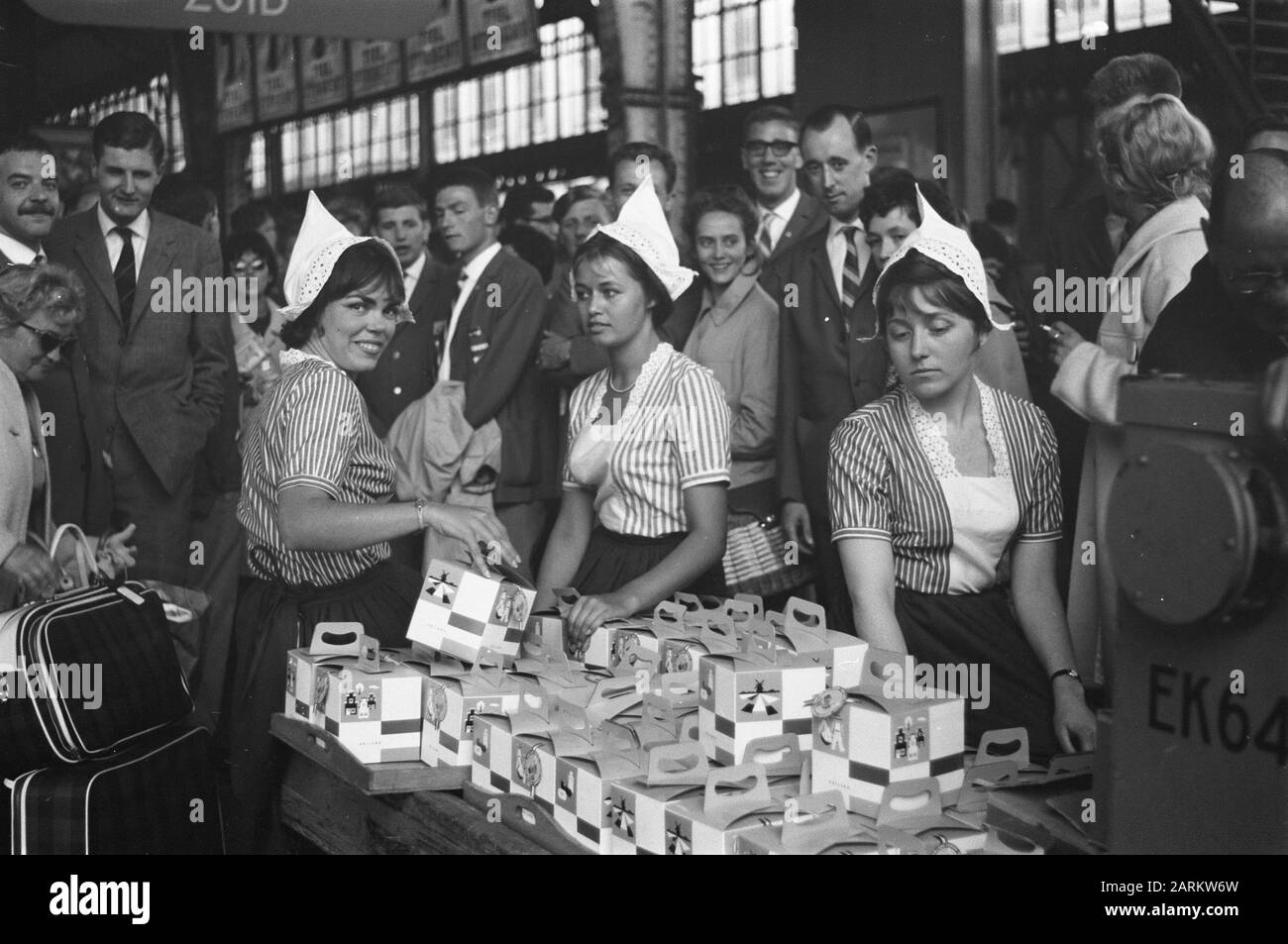 Partenza 60 studenti a Sofia (anche numero 128570-72). Assegnazione Beausez Data: 22 Agosto 1961 luogo: Bulgaria, Sofia Parole Chiave: Studenti, incarichi, lasciando Nome personale: Beausez Foto Stock