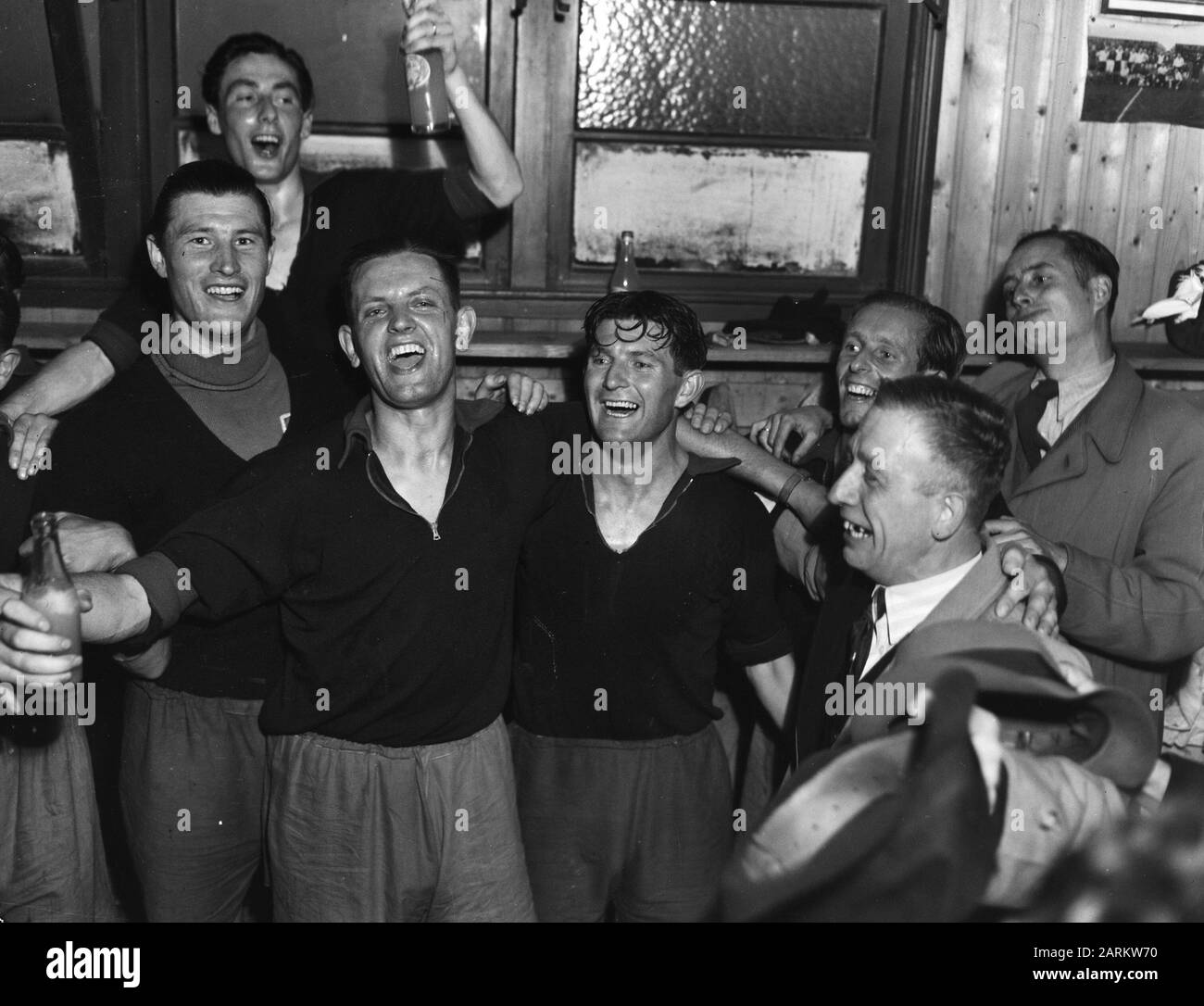 Calcio. Haarlem, campione dei Paesi Bassi Annotazione: Con una vittoria di 2-0 su Heerenveen Data: 17 luglio 1946 Località: Heemstede Parole Chiave: Champions, football Foto Stock