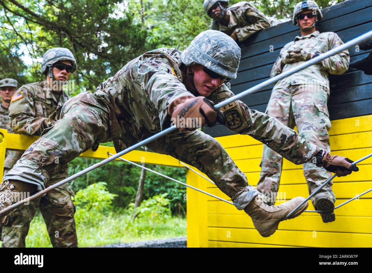 Cadet William Bower, del McDaniel College, tenta di attraversare l'ostacolo del ponte di corda durante il Field leader Reaction Course (FLRC) al Cadet Summer Training di Fort Knox, Ky., 5 luglio 2019. Il FLRC è stato progettato per costringere i Cadetti a seguire il loro capo di squadra e a collaborare tra loro per completare con successo ogni evento. | Foto Di Kyle Gallagher, Ufficio Affari Pubblici Cst Foto Stock