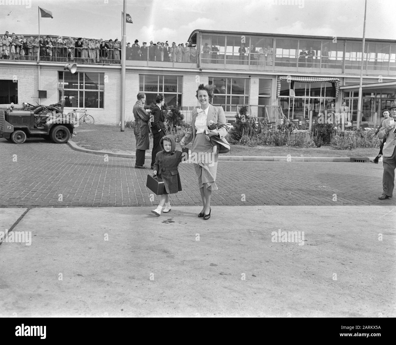 Foto dell'arrivo di una donna con figlia a Schiphol Data: 30 maggio 1951 luogo: Schiphol Parole Chiave: Arrivo e partenza, famiglie, aeroporti Nome dell'istituto: Schiphol Foto Stock