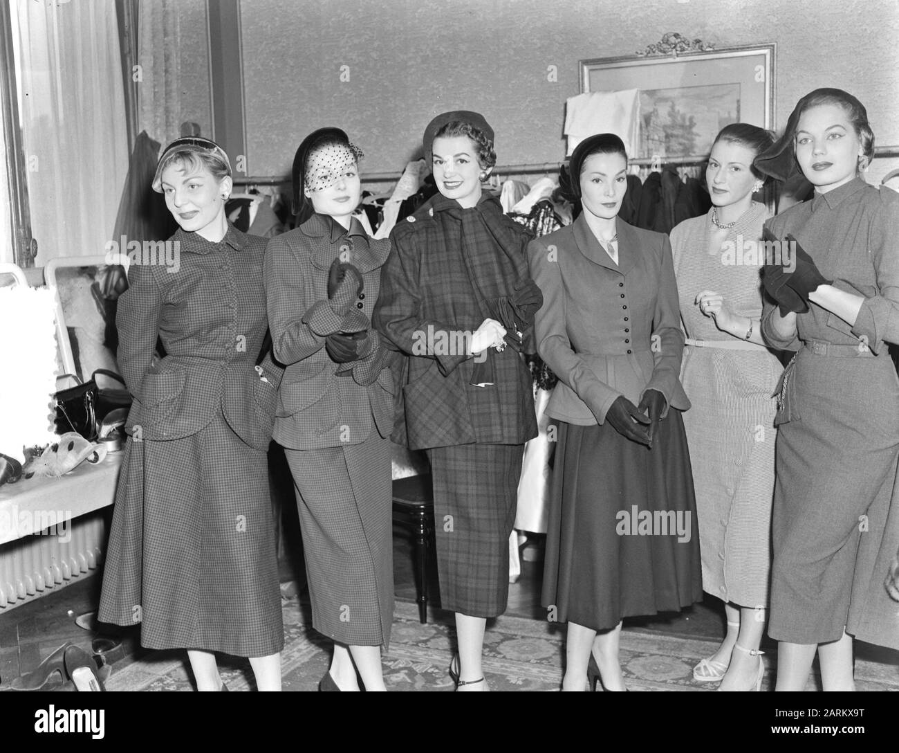 Parrucchiere con cinque mannequins Data: 13 ottobre 1951 Parole Chiave: Mannequins Foto Stock