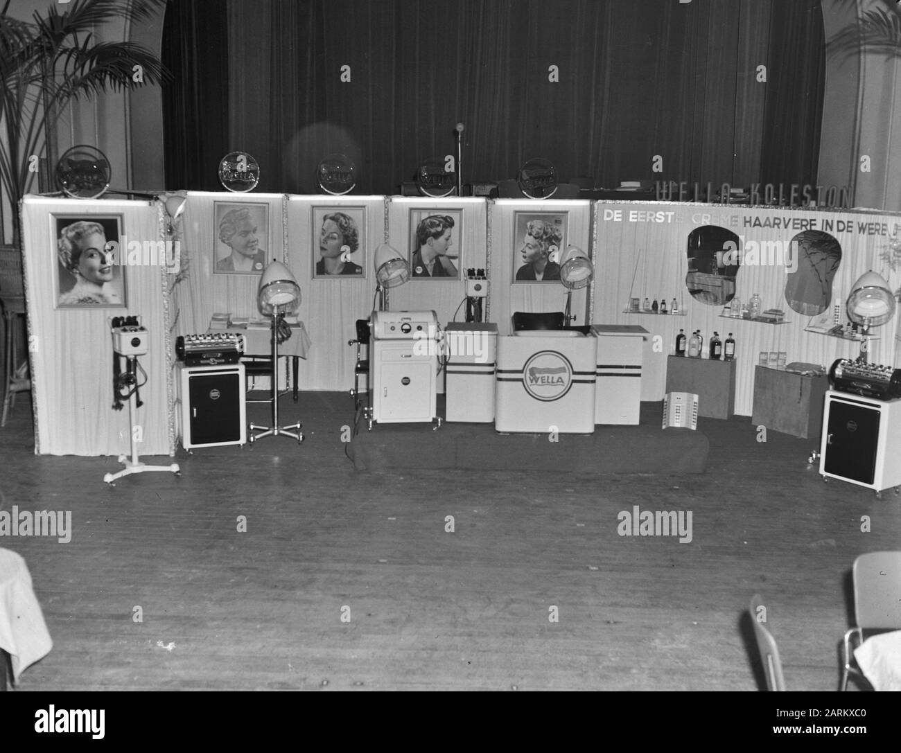 Kapperstentoonstelling Bellevue Amsterdam Data: 21 Ottobre 1951 Località: Amsterdam, Noord-Holland Parole Chiave: Parrucchieri, Mostre Nome Istituto: Bellevue Foto Stock