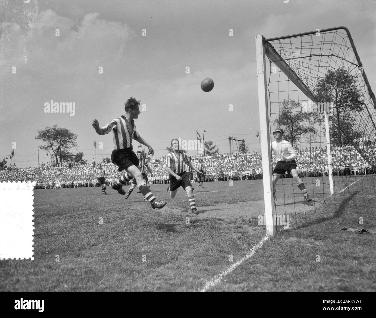 Calcio PSV contro Eindhoven 0-4, Melis in air fa secondo gol con portiere Data: 20 giugno 1954 luogo: Eindhoven Parole Chiave: Obiettivi, portiere, sport, calcio Foto Stock
