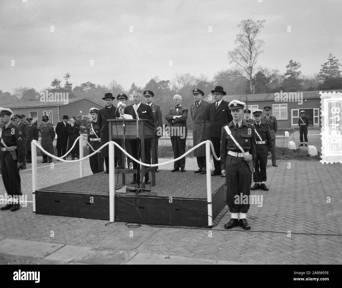L'American 32 Tactical Fighter Squadron (di stanza a Soesterberg, e costituito da aerei Sabre) è posto sotto il comando operativo della Royal Air Force. Discorso dell'ambasciatore americano H. Freeman Matthews Data: 16 novembre 1954 luogo: Soesterberg, Utrecht Parole Chiave: Diplomatici, Aeronautica militare, trasferimenti Nome personale: Freeman Matthews H. Foto Stock