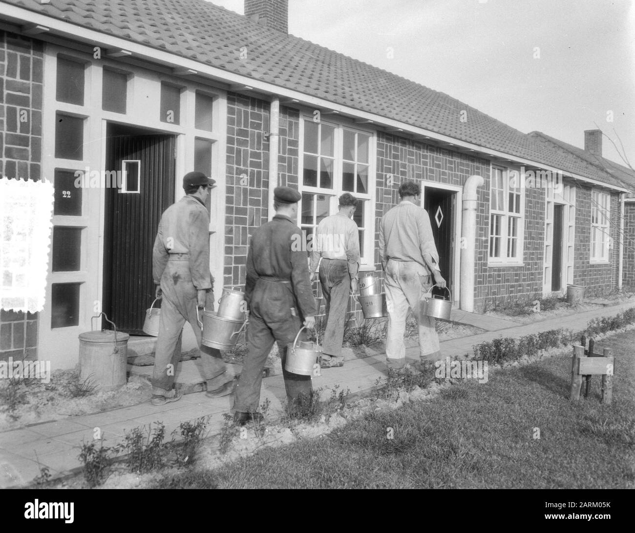 Zuiderzeewerken. Lavoratori che vanno a prendere cibo Data: 20 Novembre 1954 luogo: Flevoland, Lelystad Parole Chiave: Lavoratori, ingegneria idraulica Foto Stock