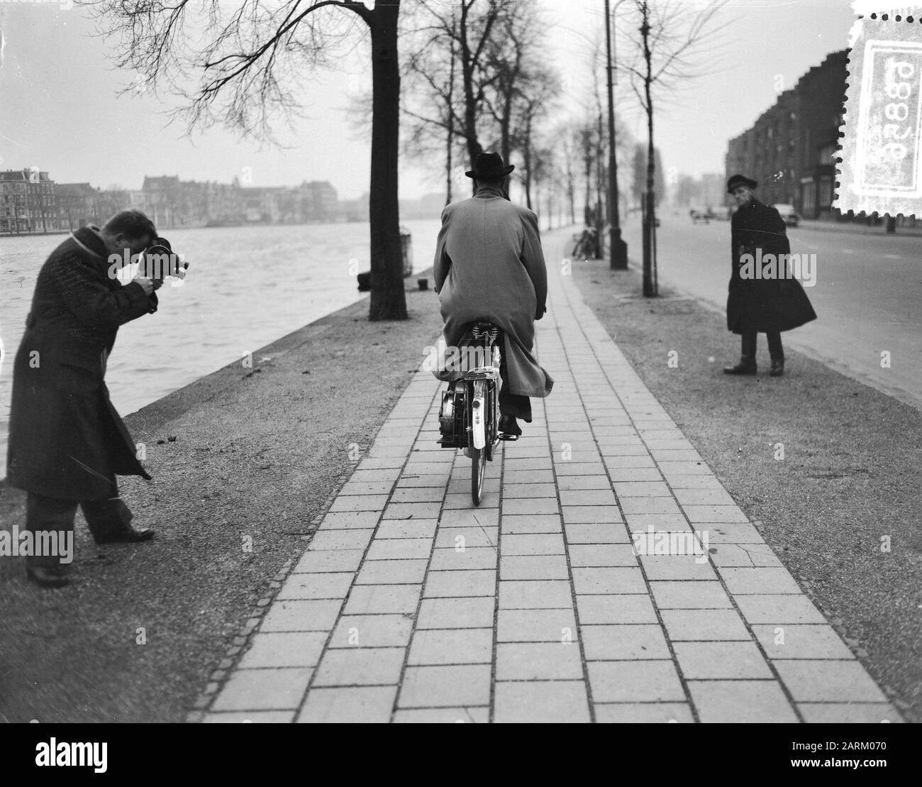 Bici con tensione della molla come motore Annotation: Left a man with a film camera. Destra un ufficiale di polizia Data: 8 dicembre 1954 Parole Chiave: Biciclette Foto Stock