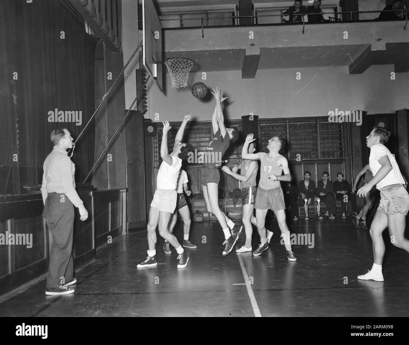 FSS sport tournament Amsterdam basket Olanda contro America Data: 4 gennaio 1955 Località: America, Amsterdam, Olanda Parole Chiave: Basket Foto Stock