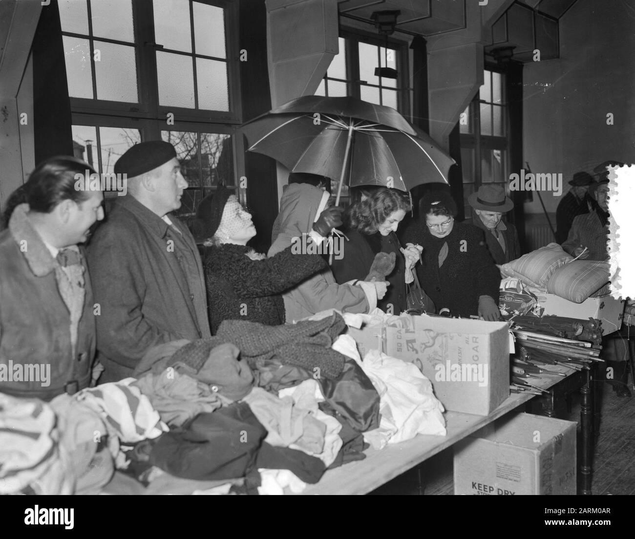Watch Day asta KLM a Uithoorn di oggetto trovato Data: 15 febbraio 1955 Località: Noord-Holland, Uithoorn Parole Chiave: Aste Nome istituto: KLM Foto Stock Watch Day asta KLM a Uithoorn di oggetto trovato Data: 15 febbraio 1955 Località: Noord-Holland, Uithoorn Parole Chiave: Aste Nome istituto: KLM Foto Stock