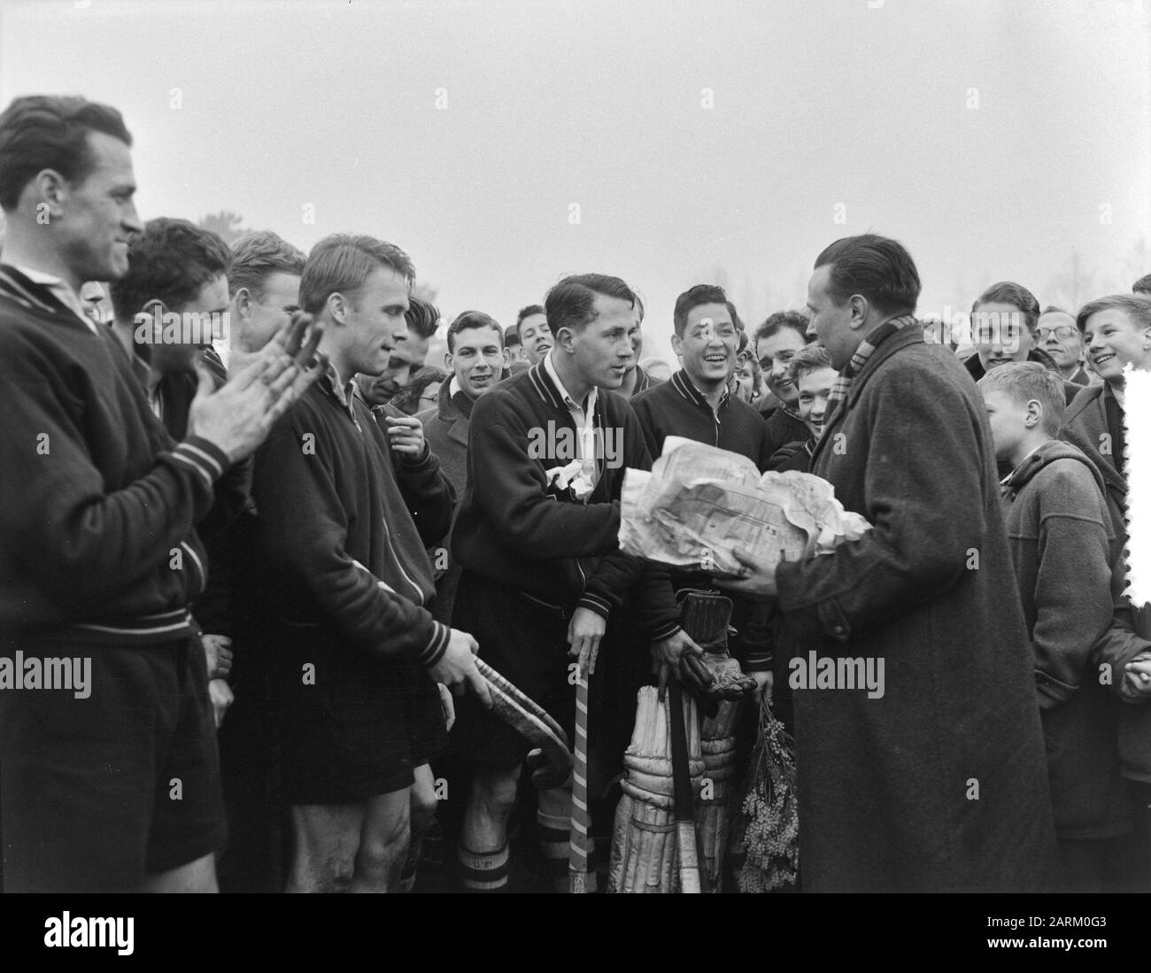 Hockey HIC vs. Pari a pari classe (pari a 1 km). Tributo e squadra pari a 10 km Data: 29 gennaio 1956 posizione: Pari A 10 Km Parole Chiave: Ore, hockey, campione, squadre Foto Stock