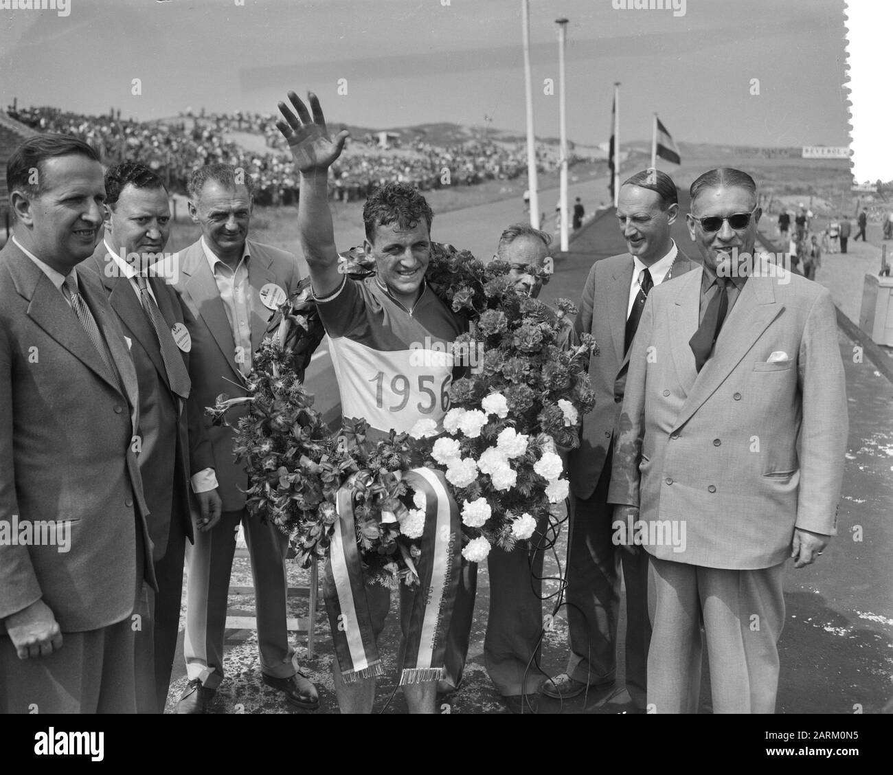 Campione dei Paesi Bassi. Dilettanti a Zandvoort. Fine. Vincitore Frans Mahn con corona Data: 1 luglio 1956 Località: Noord-Holland, Zandvoort Parole Chiave: AMATORS, CYCLERREN Nome personale: F. Mahn Foto Stock