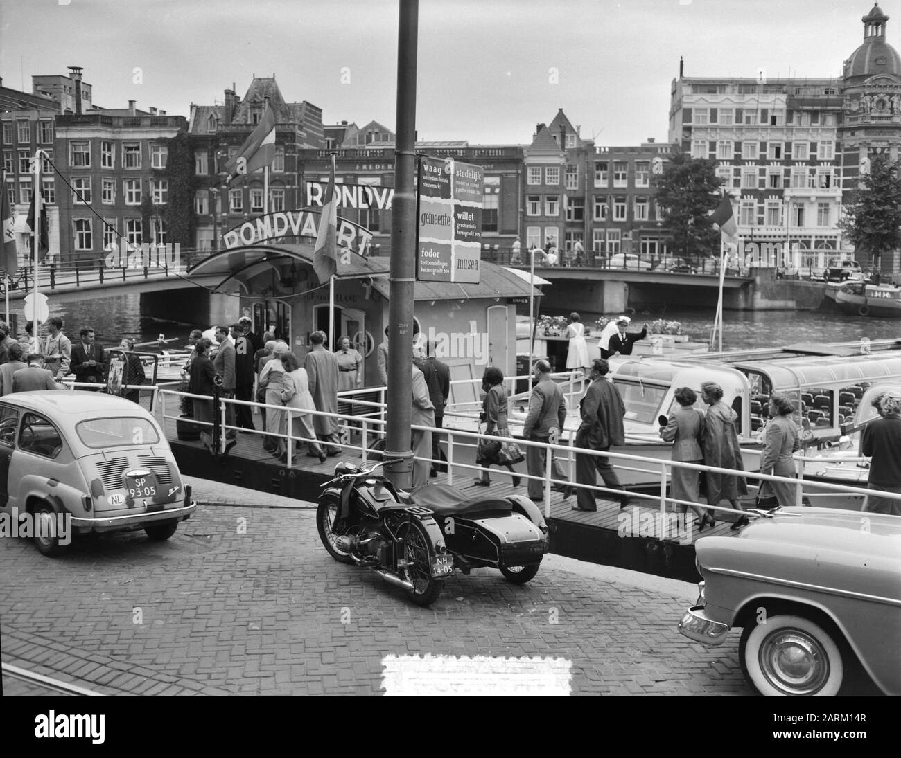 Russentouristen ad Amsterdam by CRUISE Data: 10 luglio 1956 Località: Amsterdam, Noord-Holland Parole Chiave: Crociere, turisti Foto Stock