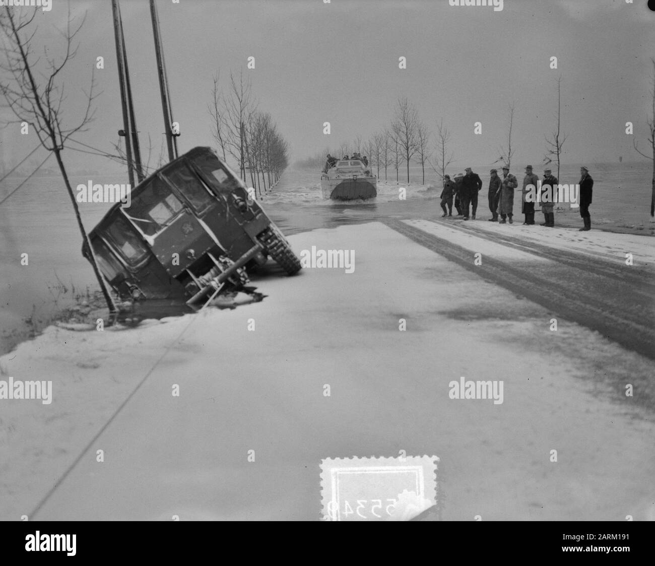 Watersnood 1953. Tra Halsteren e Tholen viene stabilito un servizio di autobus con partenze regolari per mezzo di auto anfibie. Parte della strada deve essere coperta dalla data dell'acqua: 8 febbraio 1953 Parole Chiave: Veicoli anfibi, inondazioni, trasporti Foto Stock