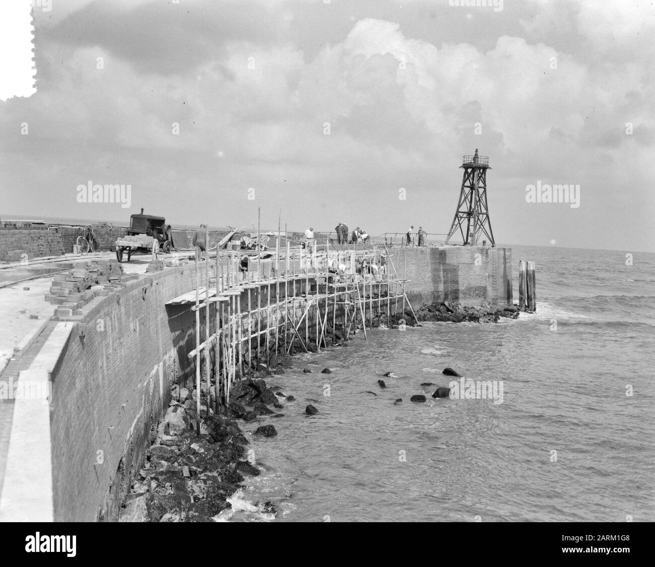 Lavori di riparazione a sud porto testa, Scheveningen Data: 27 agosto 1953 Località: Scheveningen, Zuid-Holland Parole Chiave: RECOVERWERKS Foto Stock