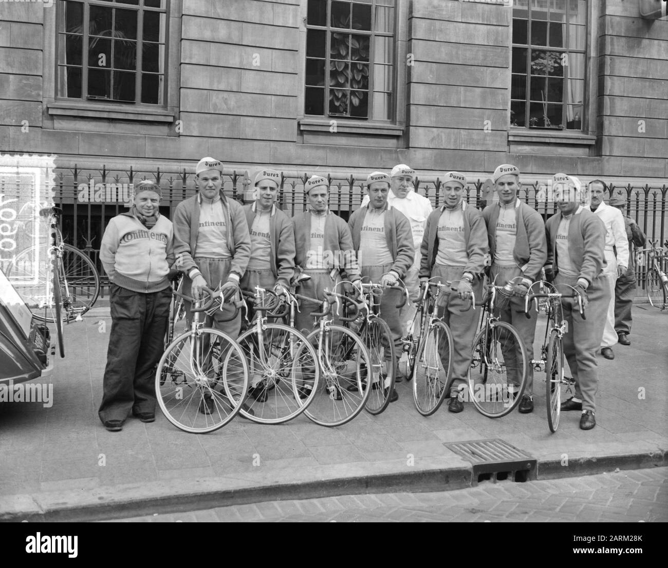 Tour dei Paesi Bassi, piloti al via, Continental team (Germania) Annotazione: Il file team di H. Preiskeit, V. Petry. M. Donike, F. Siebert, F. Liebert, P. Schulte, H. Scholl. Team leader P. Oszmella Data: 24 aprile 1955 Località: Rotterdam Parole Chiave: Squadre, ciclismo, ciclisti Foto Stock