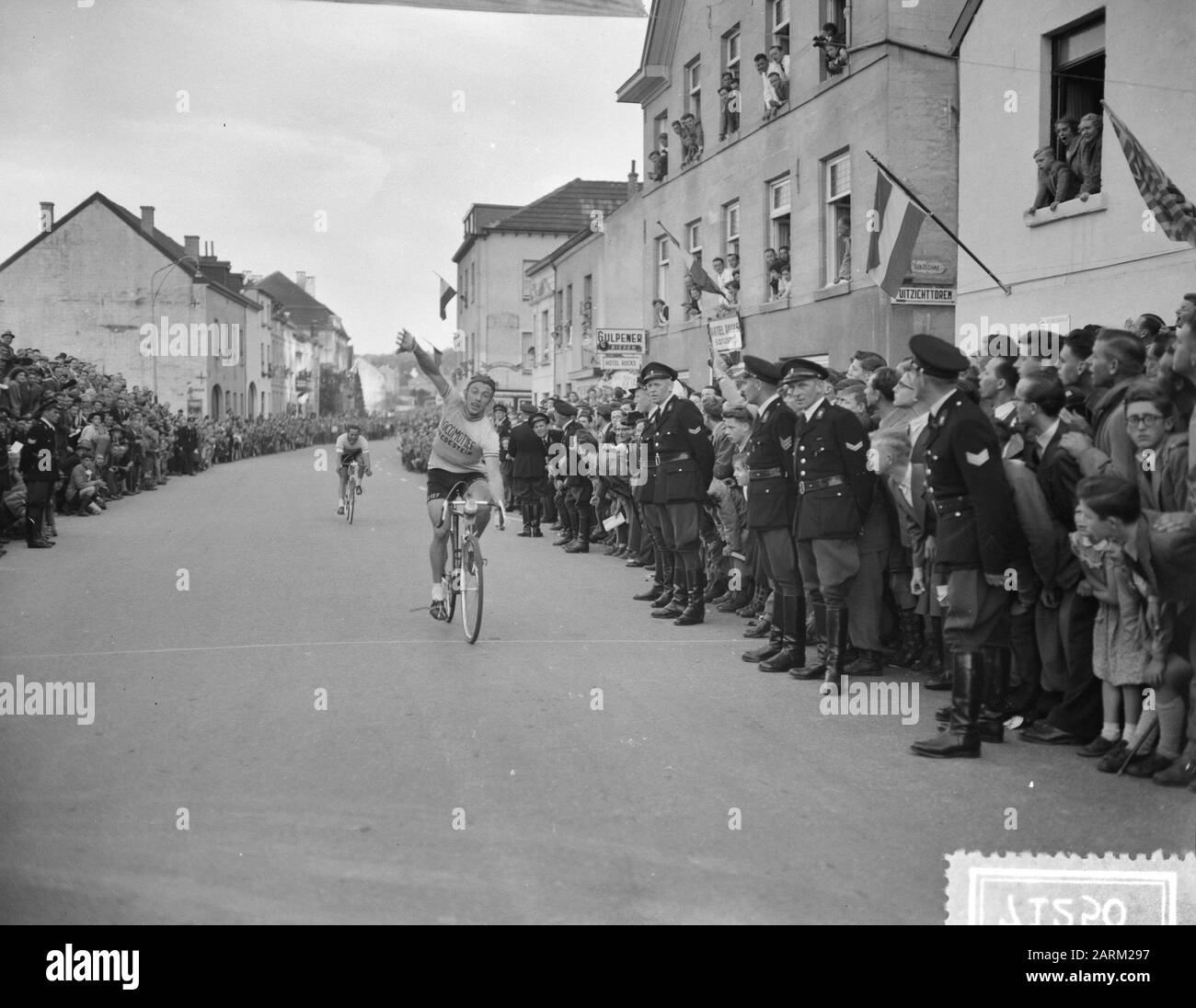 Campionato ciclistico sulla strada Valkenburg U. Roks finitura Data: 8 maggio 1955 posizione: Limburg, Valkenburg Parole Chiave: Campionato ciclistico Nome personale: U. Roks Foto Stock