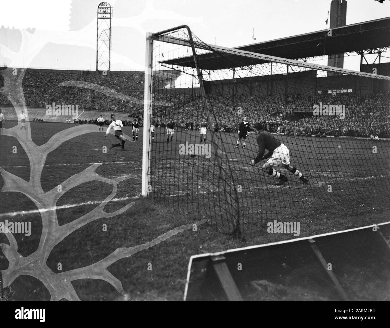 Calcio squadra olandese contro Chelsea 2-2, Van Roess in duello con il più scaltro Thomson Data: 11 maggio 1955 Località: Chelsea Parole Chiave: Duelli, sport, calcio Foto Stock