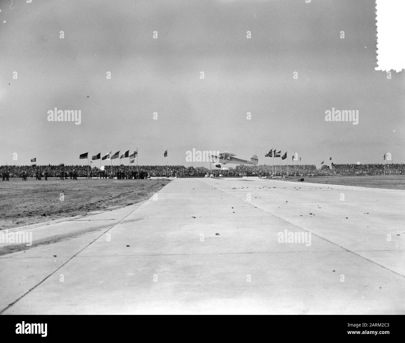 ILSY, The International Aviation Show Ypenburg Annotazione: Atterraggio di un aereo sportivo del tipo Piper Super Cub Data: 29 Maggio 1955 Località: Ypenburg, Zuid-Holland Parole Chiave: Aviazione mostra, aereo Foto Stock