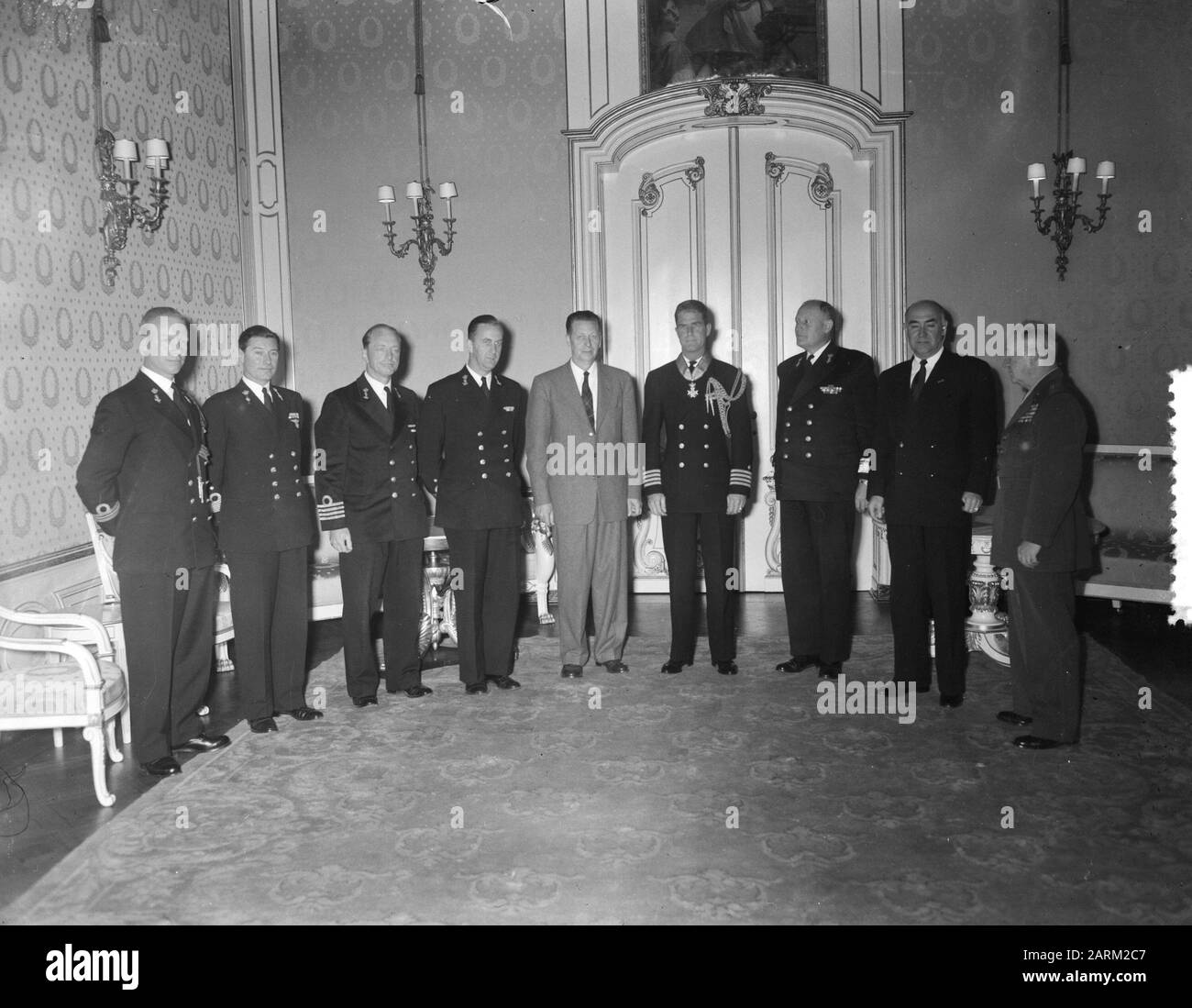 Ordine di decorazioni premio di Orange Nassau al capitano C. U. Bertholf da Admiral De Booy Data: 13 giugno 1955 Parole Chiave: Navy, premi Nome personale: Bertholf, U., Booy, the Foto Stock