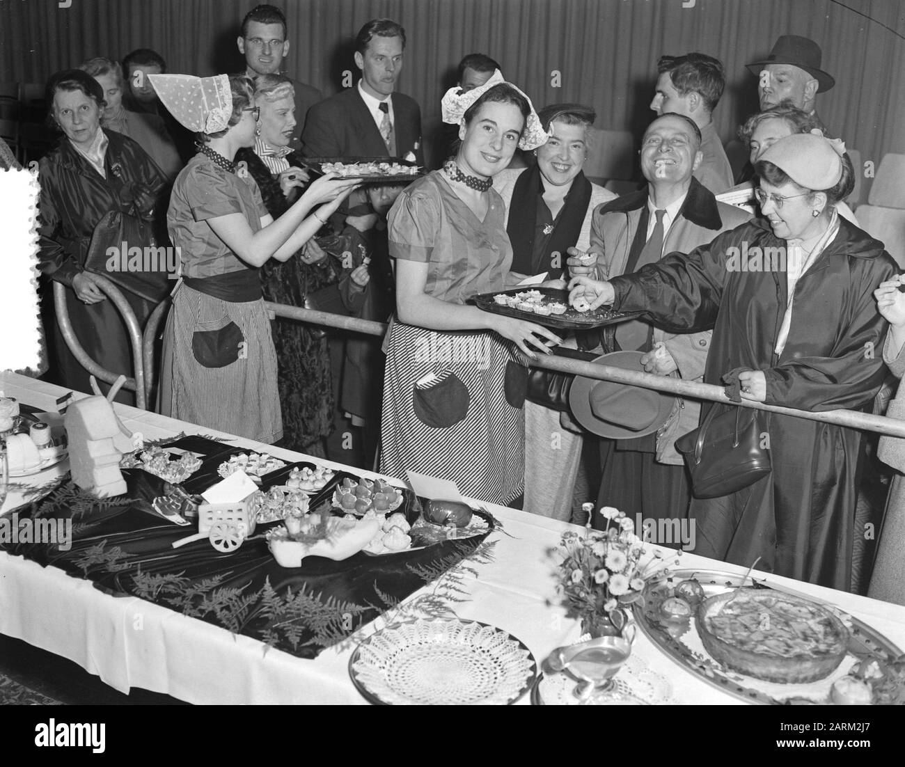 Zuiveldag Horecaf Rai Amsterdam Data: 5 Ottobre 1955 Luogo: Amsterdam, Noord-Holland Parole Chiave: Giorni Del Latte Nome Del Personale: Catering Nome Dell'Istituto: Rai Foto Stock