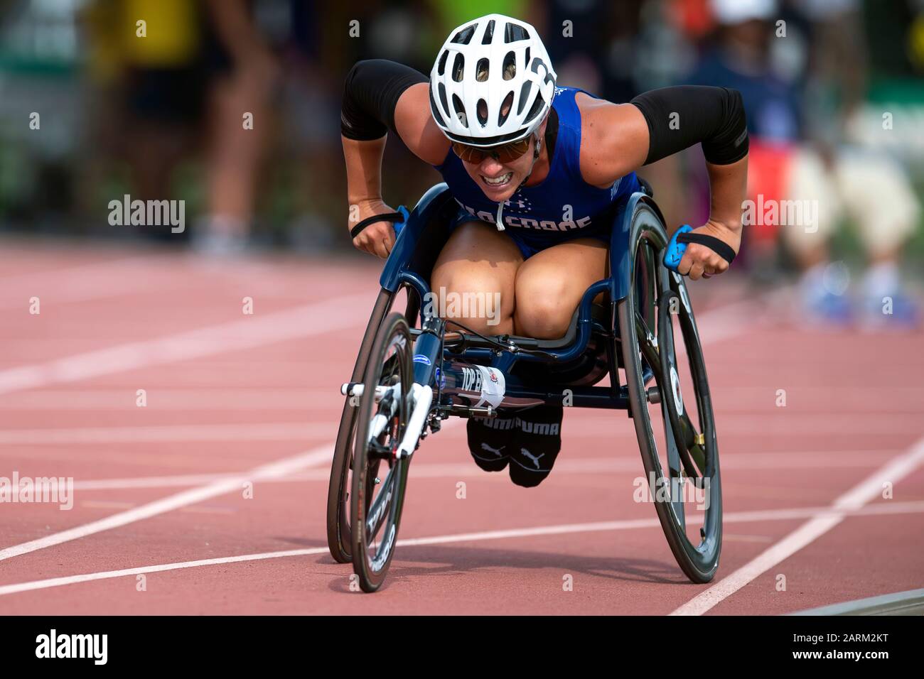 Air Force Kristen Morris corre su una sedia a rotelle durante i DoD Warrior Games del 2019 a Tampa, Florida, il 22 giugno 2019. (Foto DoD di EJ Hersom) Foto Stock