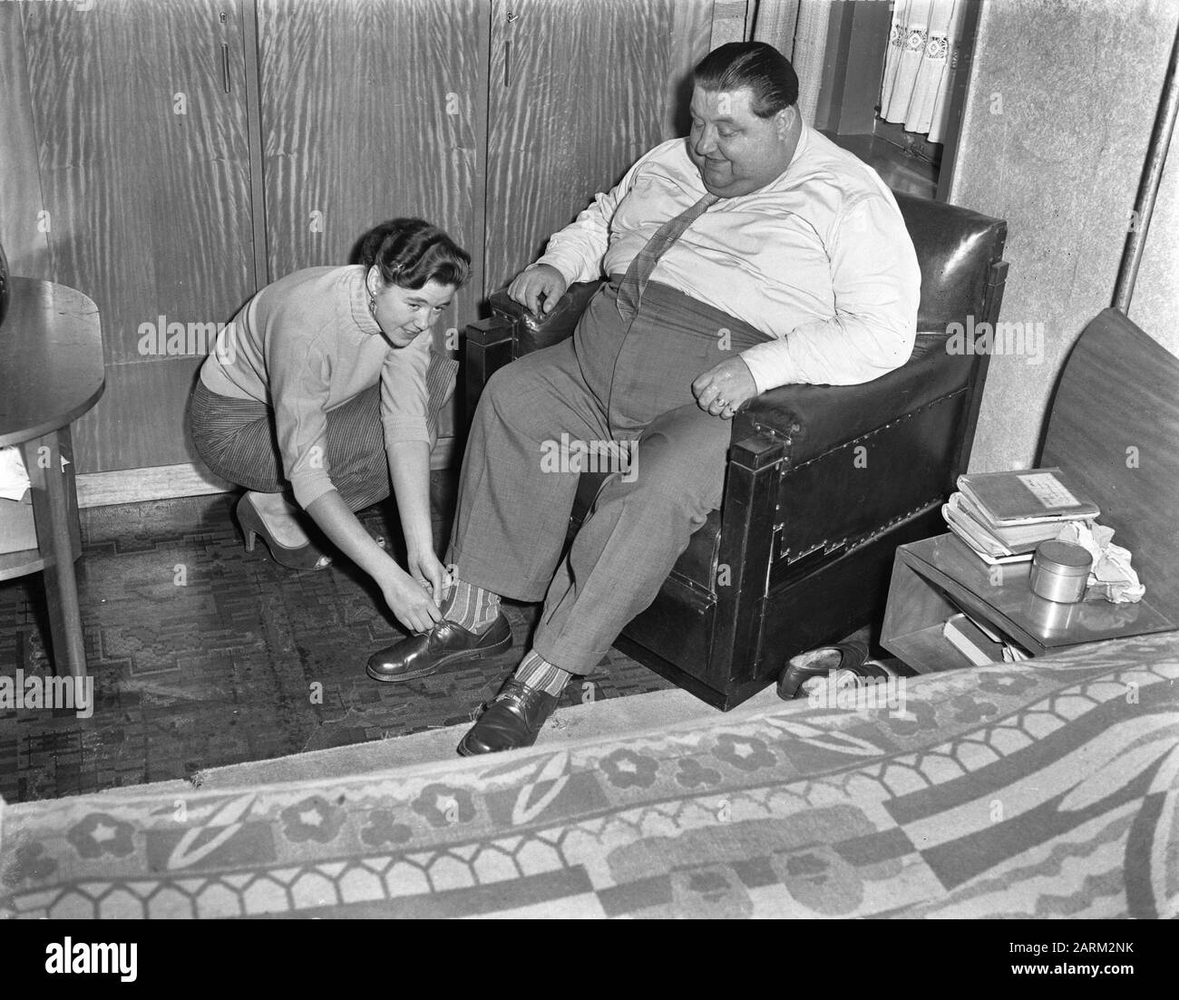 Serie Fat man in Doorn, uomo più pesante nel nostro paese, vita 2 metri, 46 anni, 405 libbre, Piet van der Sword Data: 7 novembre 1955 posizione: Doorn Nome personale: Sword, Piet van der Foto Stock