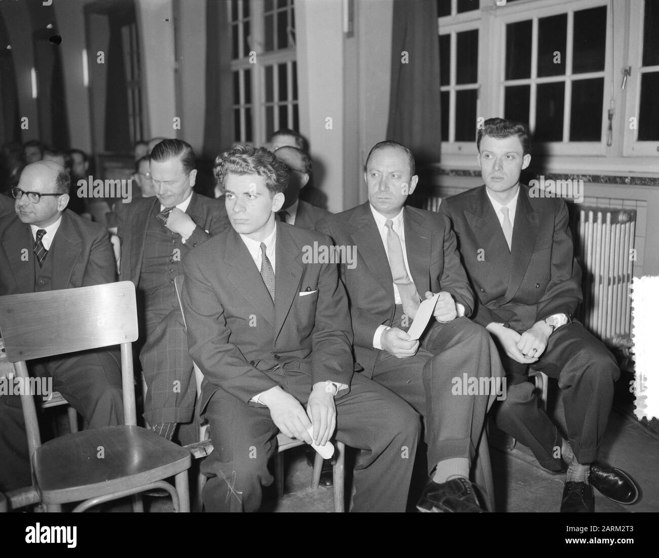 ' Boris Spassky, Miroslav Filip, Laszlo Szabónederlands: Collectie / Archief : Fotocollectie Anefo Reportage / Serie : [ Onbekend ] Beschrijving : Loting Wereldschaakkandidatentoherbert Ernooi Amsterdam Datum : 26 Maart 1956 Eureuratie : Amsterdam, Noord-Holland Trefwoorden : Archikescheriaften : Negatief (zwart/wit) Nummer archivefinventaris : bekijk toegang 2.24.01.04 Bestanddeelnummer : 907-6591; ' Foto Stock