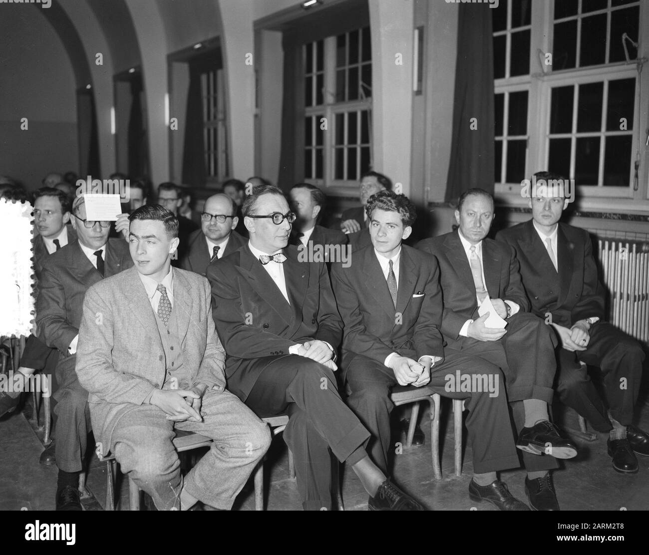 ' Oscar Panno, Hermann Pilnik, Boris Spassky, Laszlo Szabó, Miroslav Filip Nederlands: Collectie / Archief : Fotocollectie Anefo Reportage / Serie : [ Onbekend ] Beschrijving : Loting Wereldschaakkandidatentoernooernooi Amsterdam Datum : 26 Maart 1956 Locatie : Amsterdam, Noschwoeden-Treff : Bilsen, Joop van / Anefo Auteursrechthebbende : Nationaal Archief Materiaalsoort : Negatief (zwart/wit) Nummer archivefinventaris : bekijk toegang 2.24.01.04 Bestanddeelnummer : 907-6590; ' Foto Stock