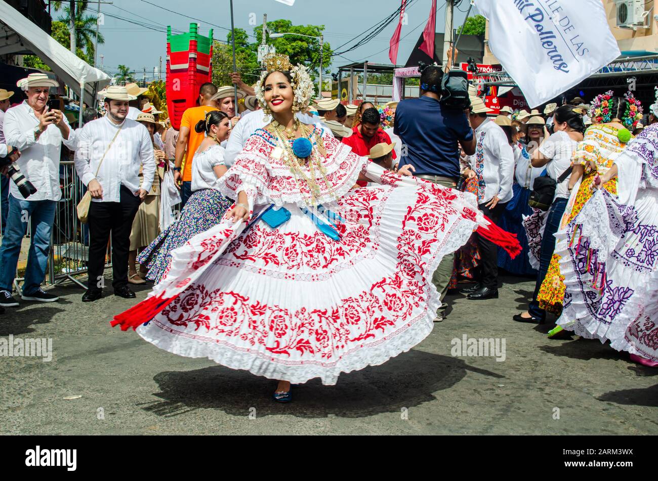 Scena al famoso MIL Polleras Festival celebrato lo scorso gennaio a Las Tablas a Panama Foto Stock
