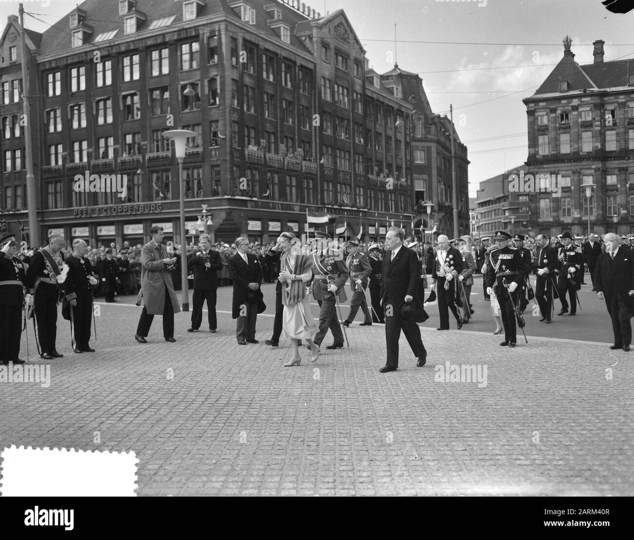Visita granducale dal Lussemburgo. Corona al Monumento Nazionale Data: 5 Giugno 1956 Località: Amsterdam, Noord-Holland Parole Chiave: Carte, visite di Stato Nome dell'istituzione: Monumento Nazionale Foto Stock